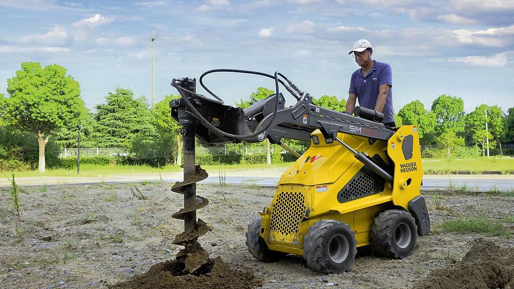 Mini-caricatore su ruote con coclea in azione