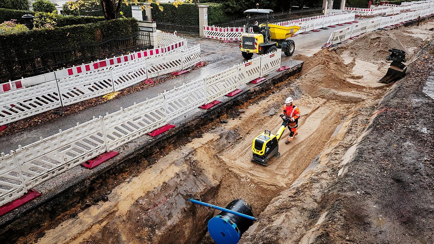 Cantiere su strada completa con operaio che utilizza un dumper DPU52_DW50