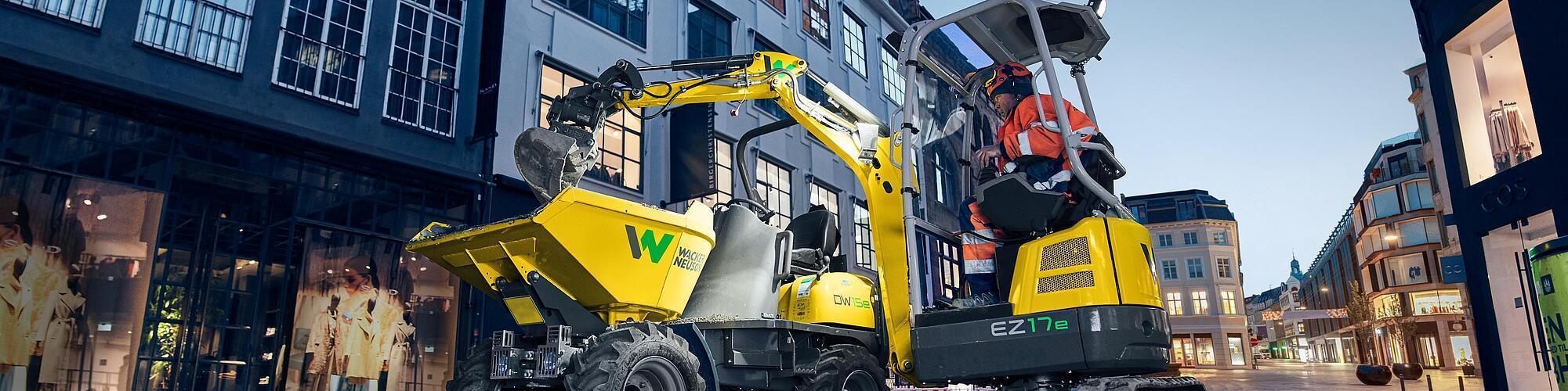 Escavatore Zero Tail EZ17e di Wacker Neuson in uso su un cantiere in città.