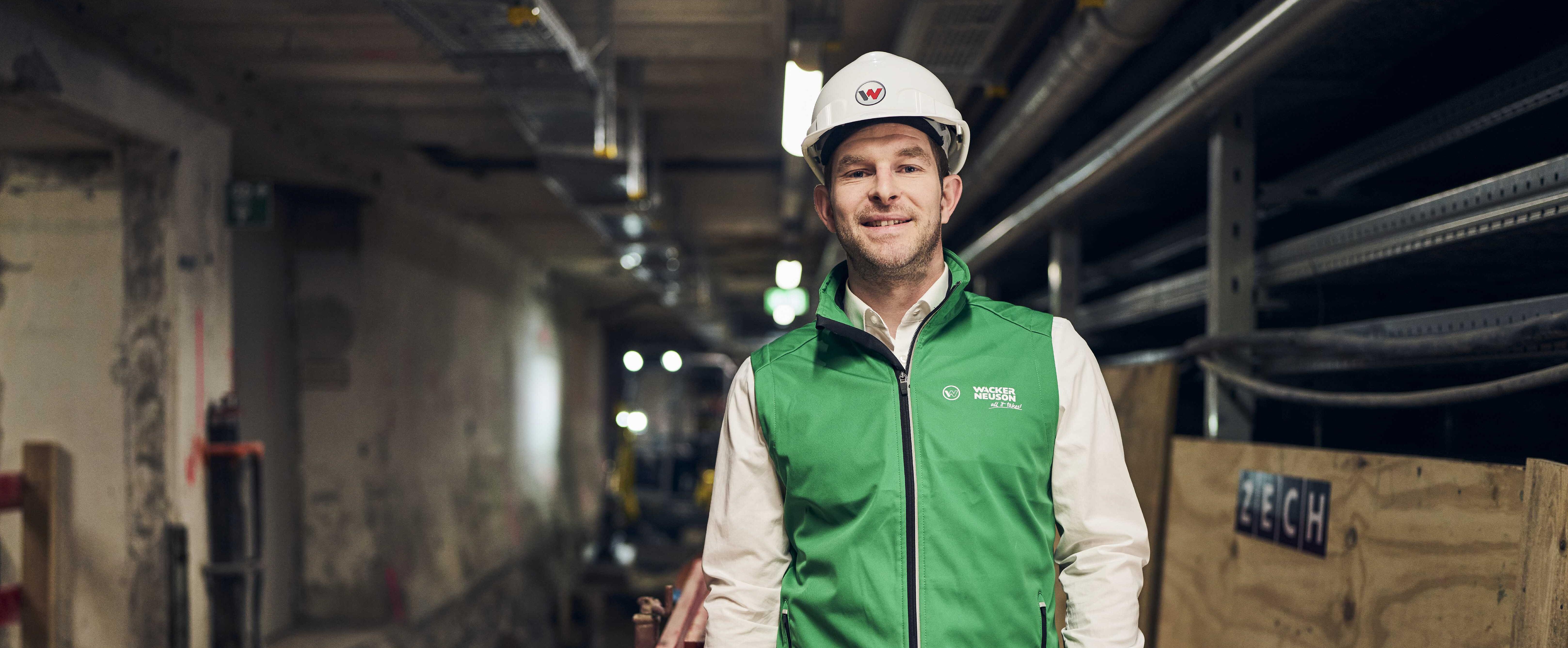 uomo in un cantiere