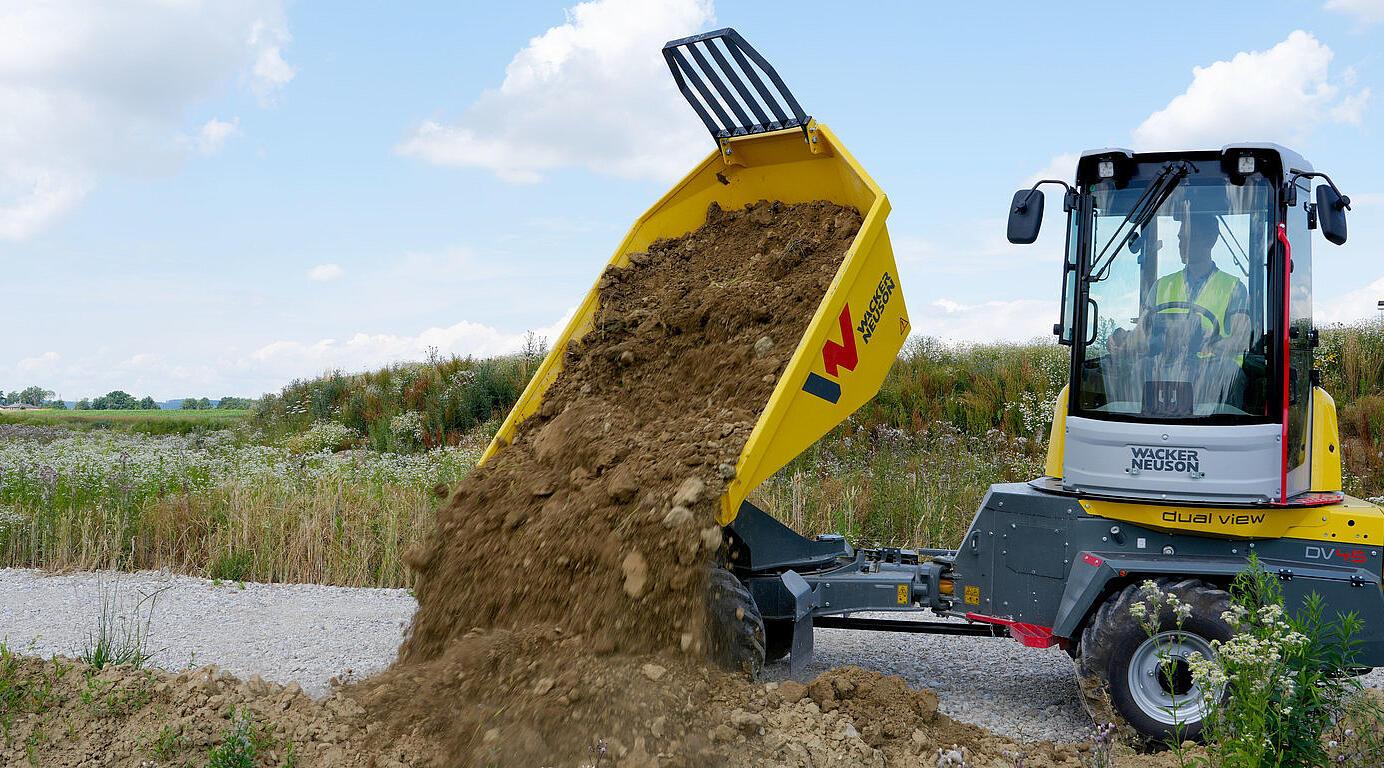 dumper con sedile girevole in un cantiere