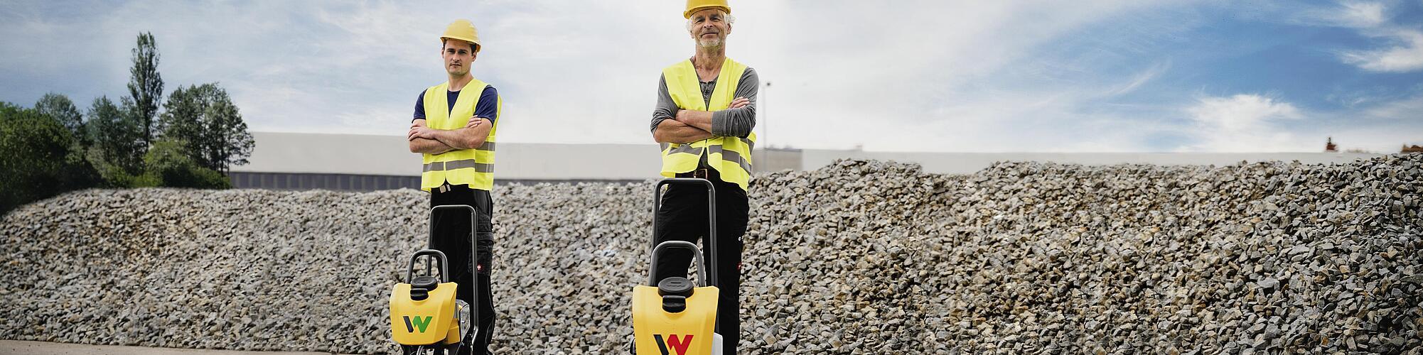 Piastre vibranti APS e BPS di Wacker Neuson con lavoratori edili in un cantiere edile.