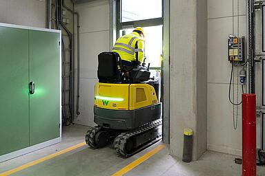 Slim, light and no emissions: The new EZ10e mini excavator from Wacker Neuson for a safe working environment in the most confined spaces.