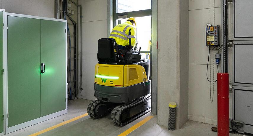 Slim, light and no emissions: The new EZ10e mini excavator from Wacker Neuson for a safe working environment in the most confined spaces.