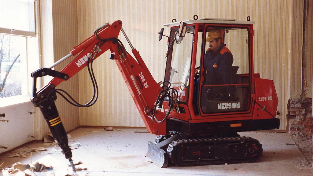 First Neuson Hydraulik mini-excavator in application.