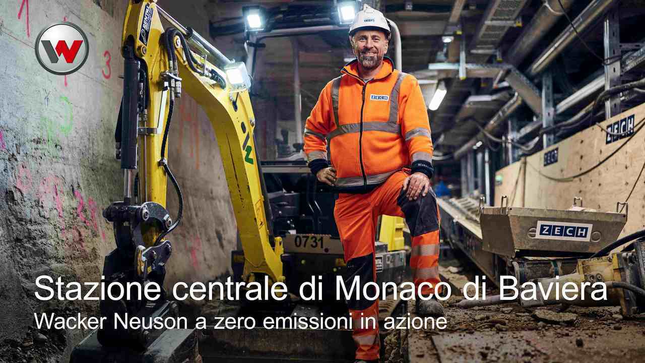 un uomo in piedi in un cantiere presso la stazione centrale di Monaco