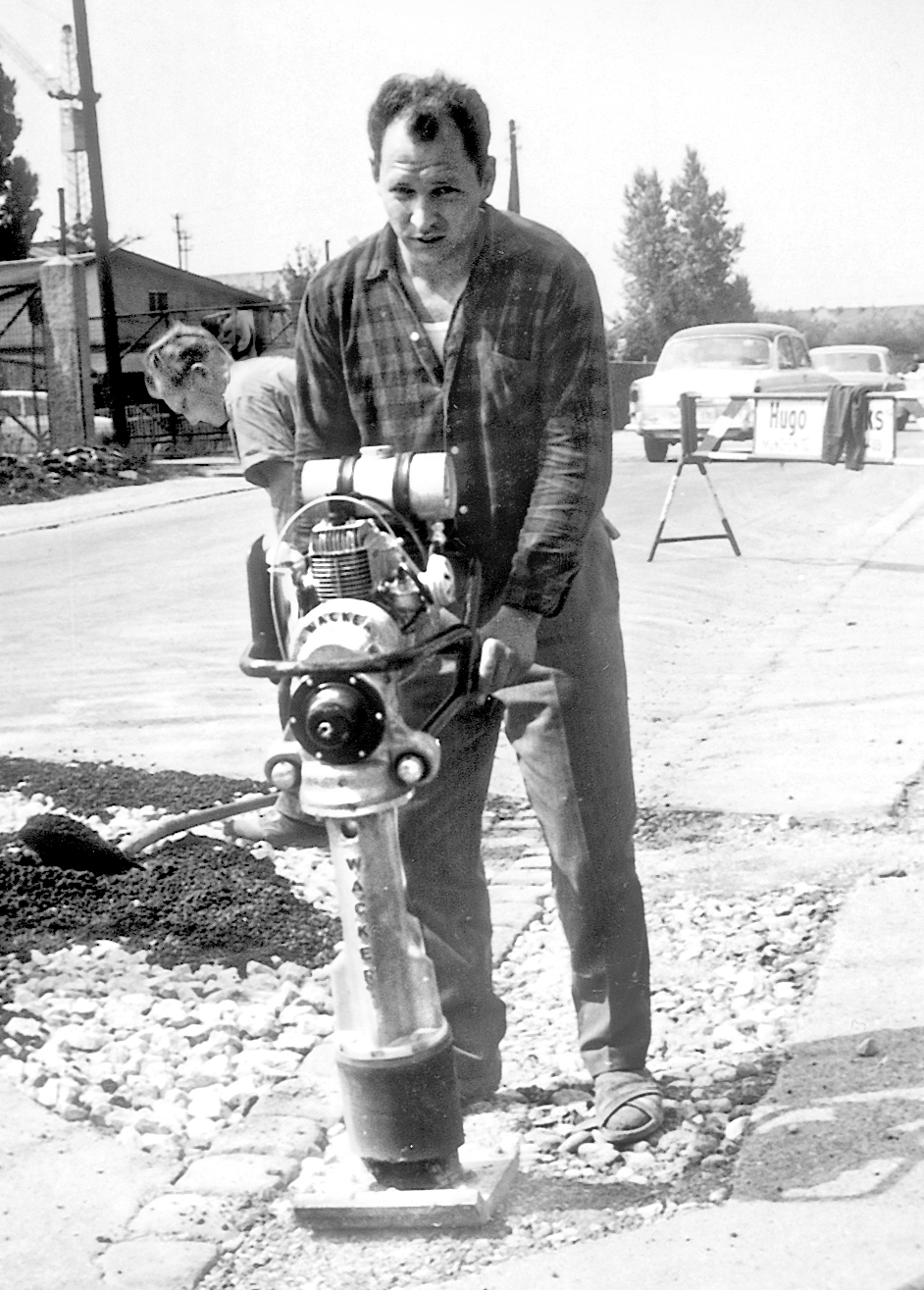 Costipatore Wacker Neuson d'epoca utilizzato per la compattazione del terreno nelle prime fasi dei lavori di costruzione stradale